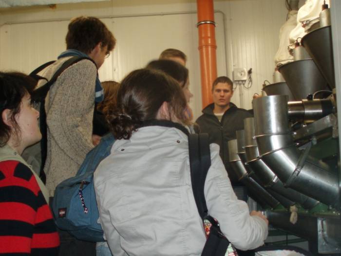 Ein junger Biobauer erklärt seine Arbeit.